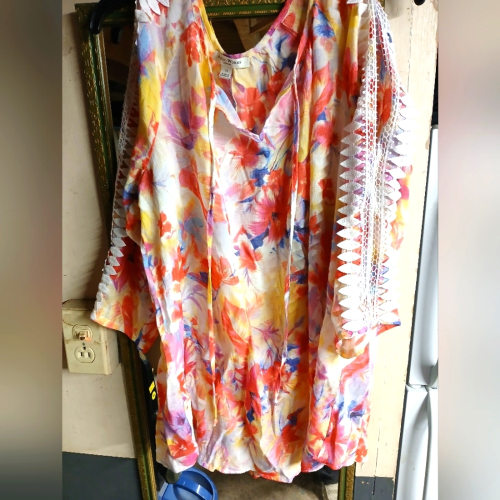 Studio Works XL Open shoulder 3/4 sleeve floral print blouse w/lace trim.